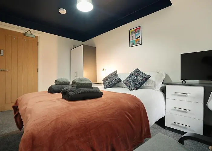 Modern 4 Bed Town-House, Free Parking
