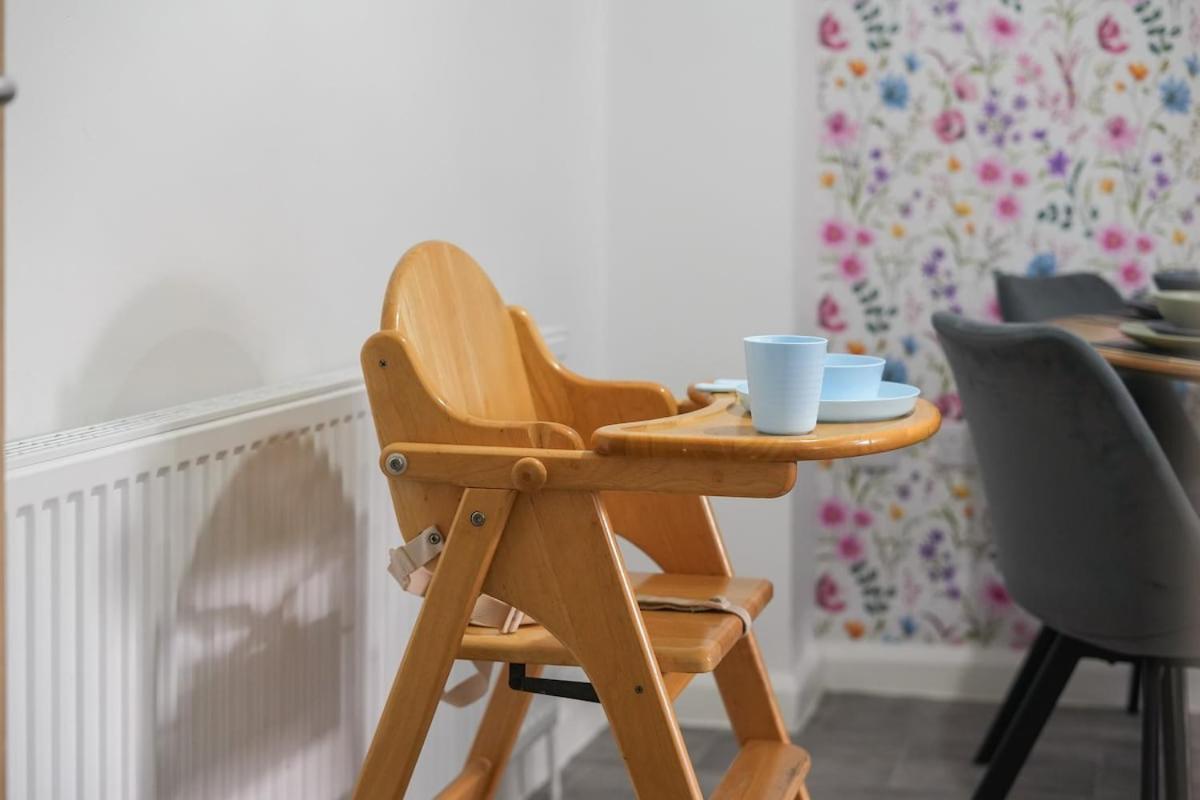 Modern 4 Bed Town-house, Free Parking Apartment *